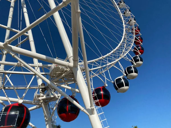 Ferris Wheel Joy Céu Nuvens Parque Diversões — Fotografia de Stock