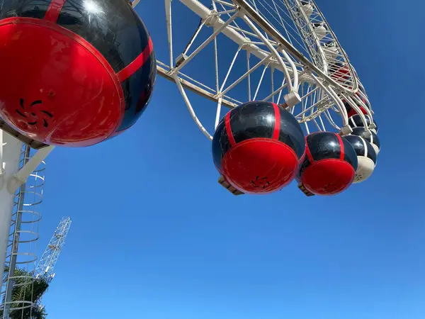 Uma Velha Roda Gigante Com Cabines Brilhantes Contra Céu Azul — Fotografia de Stock