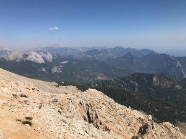 Yüksek bir dağdan ormana ve tropikal bir ülkede tatil köyleri ve deniz manzaralı güzel bir manzara..