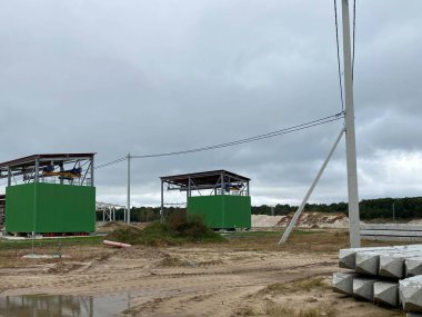 Açık bir atölye alanında güçlendirilmiş beton yığınları. İnşaat malzemeleri endüstrisi.