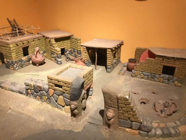 Müzedeki eski bir binanın küçük bir kil modeli..