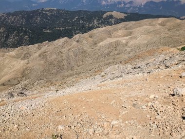 Yüksek bir dağdan ormana ve tropikal bir ülkede tatil köyleri ve deniz manzaralı güzel bir manzara..