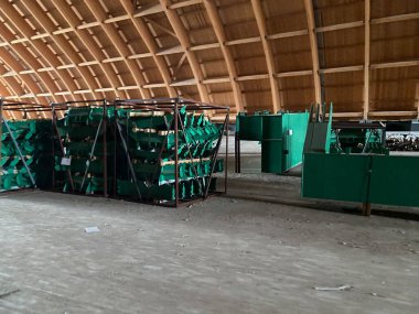 İnşaat alanına yeni metal iskeleler yığıldı ve kurulmaya hazır hale geldi. Kuruluma geçmeden önce kontrol edilmesi gerekiyor..