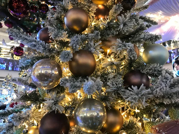 Karácsonyi Golyókkal Díszített Fenyőfa Közelkép Gyönyörű Karácsonyfa Színes Baubles Kivilágított — Stock Fotó