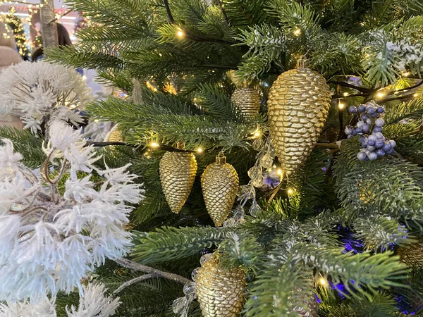 Árvore Natal Decorada Com Brinquedos Bolas Douradas Azuis Fundo Fadas — Fotografia de Stock