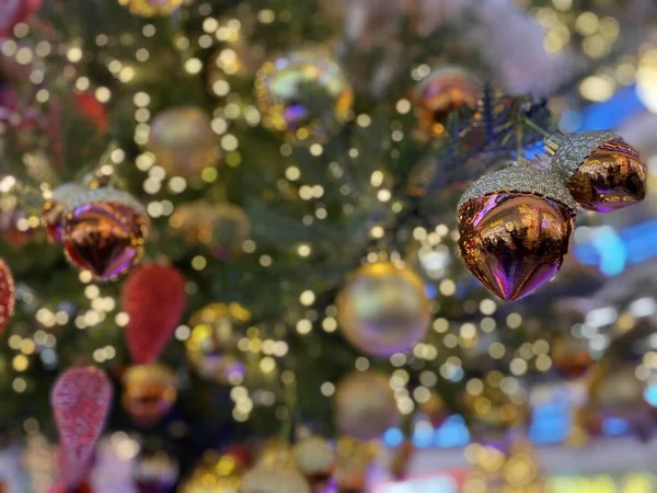 Bela Árvore Natal Festiva Está Quarto Decorado Com Bolas Brinquedos — Fotografia de Stock