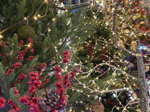 Bela Árvore Natal Festiva Está Quarto Decorado Com Bolas Brinquedos — Fotografia de Stock