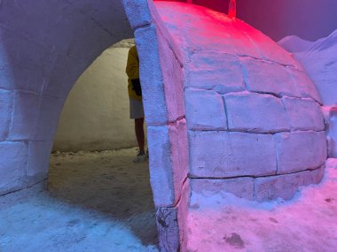 kar Mağarası - Igloo eskimo evi girişi.