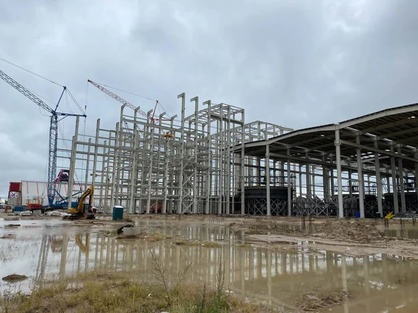 Metal yapıdan Depo İnşaatı. Çelik Yapı Deposu. Işık göstergesi çelik çerçeveli. Kamyon vinci çelik yapıdan depoyu inşa ediyor. İnşaat alanı.