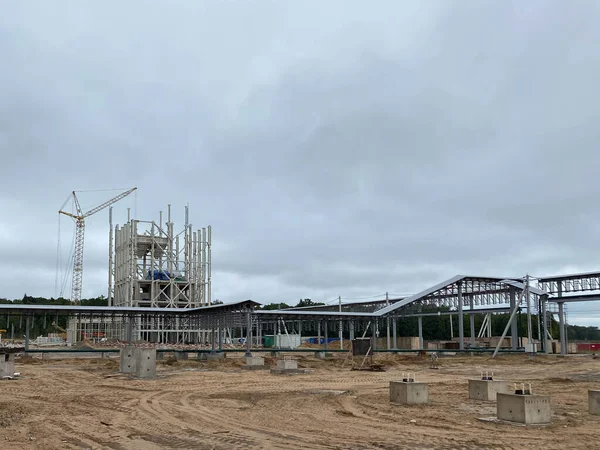 Vereyskaya caddesinde Moskova Metro 'dan Aminyevskoye' nin güç deposu inşaatı. Kumun üzerinde güçlendirilmiş beton levhalar var. İnşaat teması.