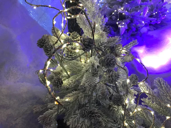Weihnachtsbaum Roter Und Grüner Schmuck Vor Defokussiertem Lichterhintergrund — Stockfoto