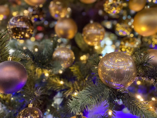关闭时尚的圣诞树玩具和树枝上的花环灯 — 图库照片