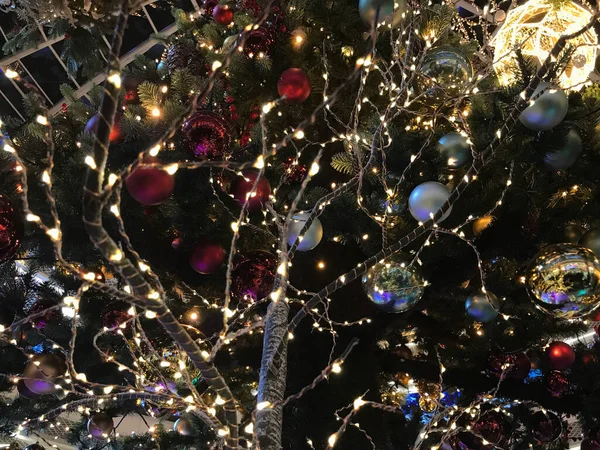 Ozdoby Świąteczne Drzewie Wiele Kolorowych Kulek Girlandy Świecące Lampy Czerwone — Zdjęcie stockowe