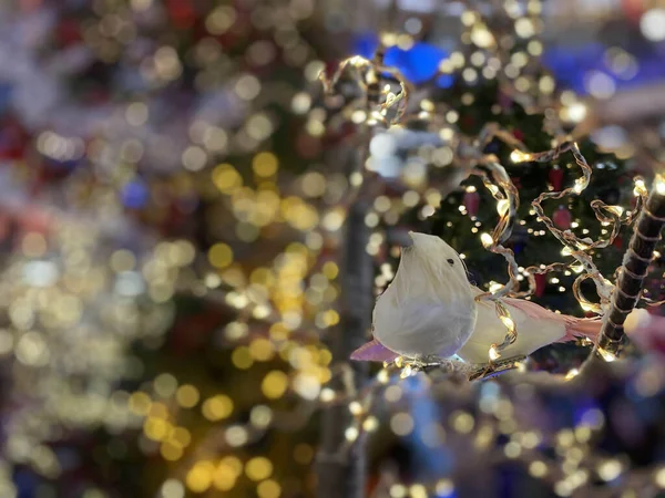 Albero Natale Con Giochi Natale Uccellino Coni Palline Luci Colorate — Foto Stock