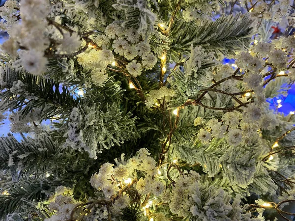 Closeup Árvore Natal Com Luz Floco Neve Natal Ano Novo — Fotografia de Stock
