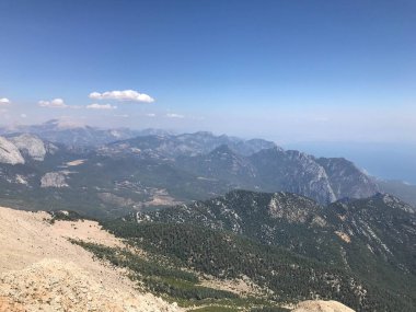Yüksek bir dağdan ormana ve tropikal bir ülkede tatil köyleri ve deniz manzaralı güzel bir manzara..