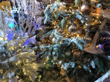 Bayram ağacındaki Noel süslemeleri. Birçok renkli balo lambaları ve dallara kırmızı böğürtlenler serpiştirildi. Yeni yıl için geleneksel renksiz arkaplan..