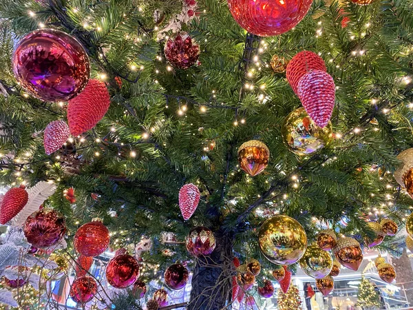 モミの木の枝やおもちゃやガーランドと幸せな新年とメリークリスマスの背景 — ストック写真