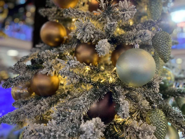 圣诞玩具挂在一棵圣诞树 — 图库照片