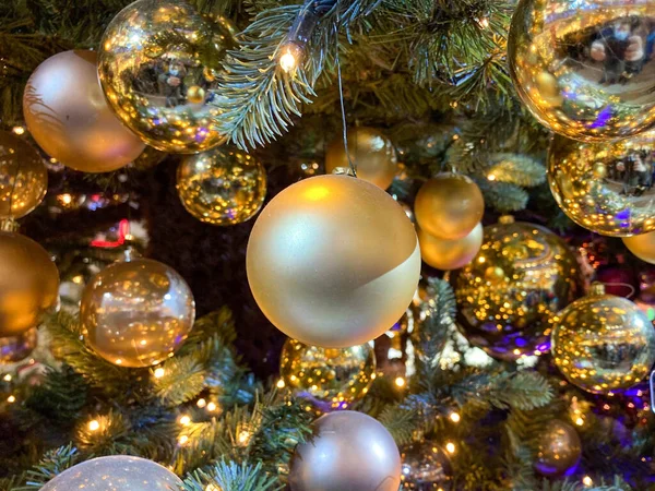Decorado Árvore Natal Closeup Bolas Vermelhas Douradas Guirlanda Iluminada Com — Fotografia de Stock