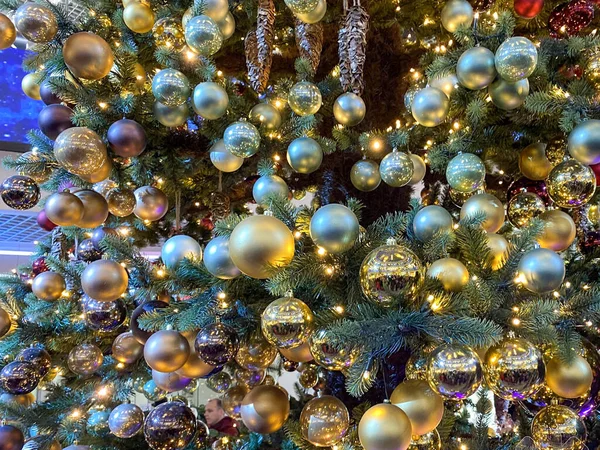 Díszített Karácsonyfa Elmosódott Csillogó Tündér Háttér — Stock Fotó