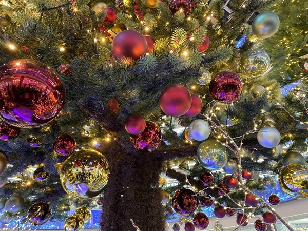 Árvore Natal Decorada Rua Com Bolas Brinquedos — Fotografia de Stock