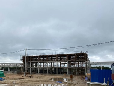 Modern bina çatı mavi gökyüzü altında.