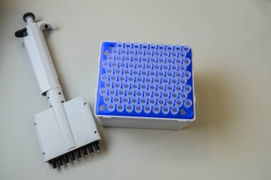 Biyoteknoloji laboratuvarı donanım donanımı, seçici odak.