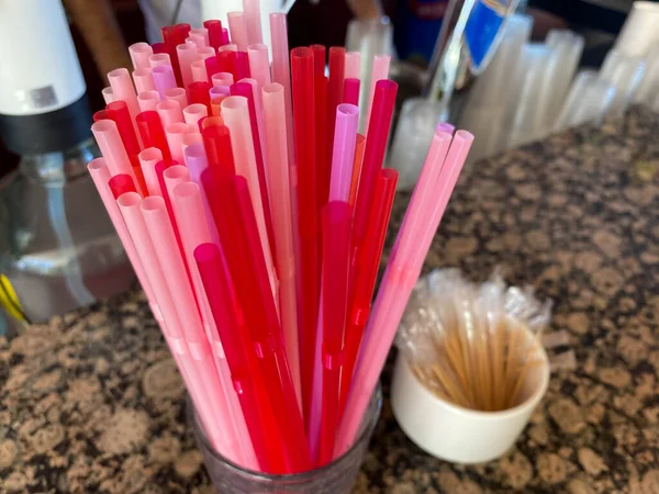 Różowa Plastikowa Słomka Picia Niebieskim Jednorazowym Papierowym Kubku Kawiarnia Wesołych — Zdjęcie stockowe