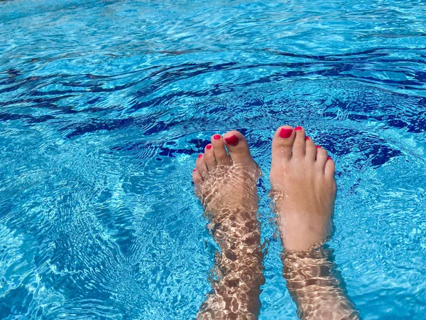Naakte Vrouw Voeten Houten Terras Bij Het Zwembad — Stockfoto