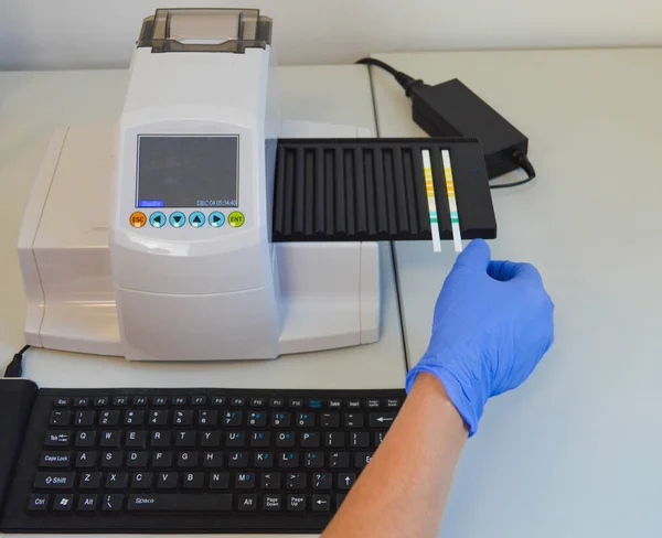 Vrouwelijke Chemicus Met Lakmoespapier Handen Analyseert Test Een Chemisch Laboratorium — Stockfoto