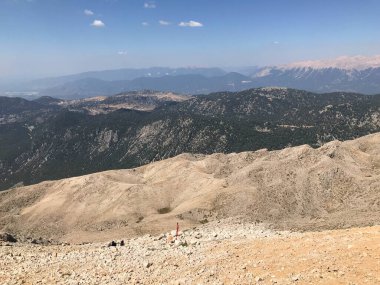 Yüksek bir dağdan ormana ve tropikal bir ülkede tatil köyleri ve deniz manzaralı güzel bir manzara..