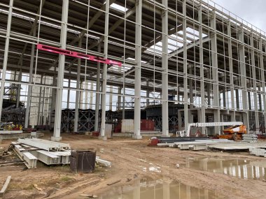 Bina inşaat altında bir endüstriyel çelik konstrüksiyon.