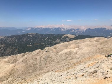 Yüksek bir dağdan ormana ve tropikal bir ülkede tatil köyleri ve deniz manzaralı güzel bir manzara..