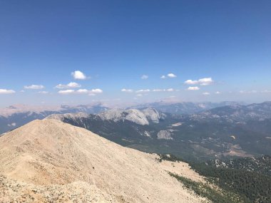 Yüksek bir dağdan ormana ve tropikal bir ülkede tatil köyleri ve deniz manzaralı güzel bir manzara..