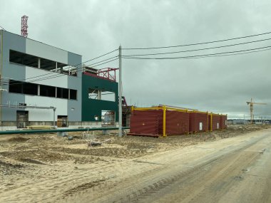 Boru ve boru raf günbatımı gökyüzü arka plan ile petrol sanayi tesisi.