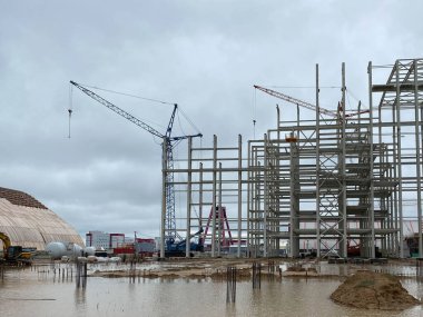 Bir vinç rafinerisinde onarım çalışmaları.