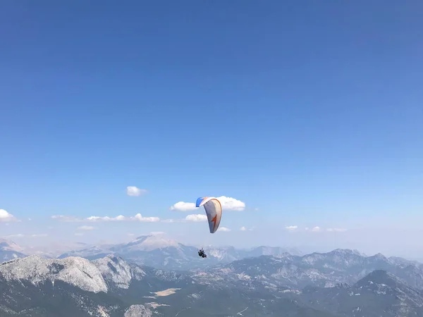 Gökyüzüne Karşı Dağlar Üzerinde Paragliding Kişi — Stok fotoğraf