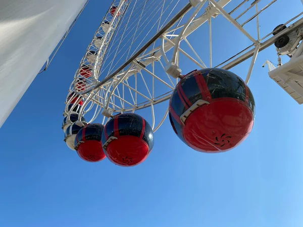 Uma Grande Roda Gigante Vermelha Branca Contra Céu Azul — Fotografia de Stock