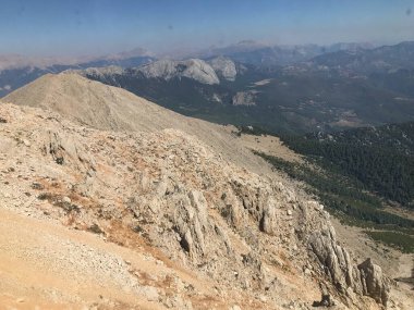 Gün batımında dağdan dağ nehirlerinin birleştiği vadideki yerleşim yerine kadar manzara..