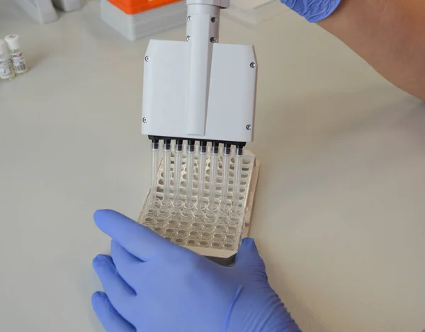 Científico Laboratorio Médico Con Dispensador Sus Manos Está Haciendo Análisis —  Fotos de Stock