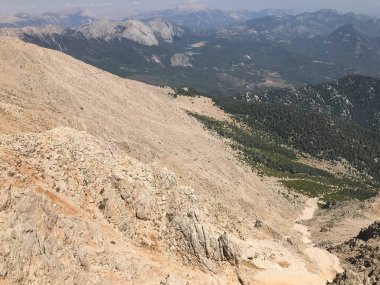 Yüksek bir dağdan ormana ve tropikal bir ülkede tatil köyleri ve deniz manzaralı güzel bir manzara..