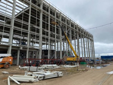 Vinçler ile inşaatı bir petrol rafineri, Petrokimya tesisi büyük bir mavi Kimya fabrikasında.