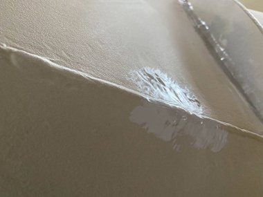 Çelik levhaların üzerine kaynak..