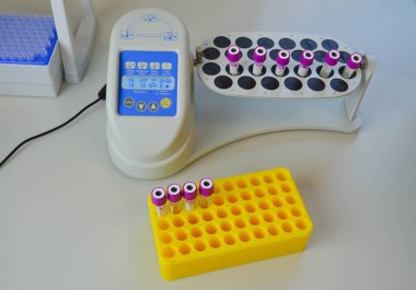 Kan analizi için test tüpleri. Virüsü kontrol et. Tıbbi Aygıtlar.
