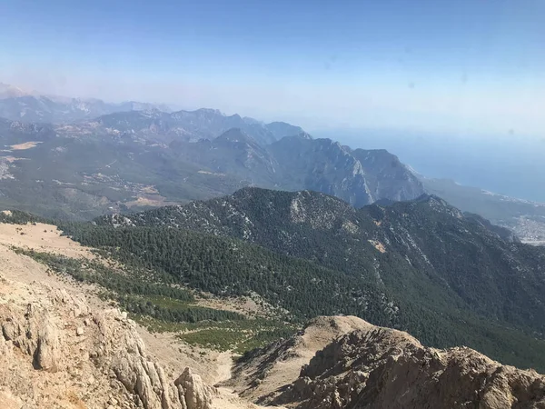 Όμορφη Θέα Του Τοπίου Από Ένα Ψηλό Βουνό Στο Δάσος — Φωτογραφία Αρχείου