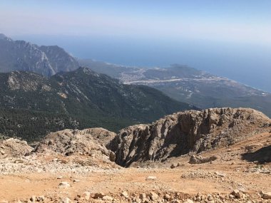 Yüksek bir dağdan ormana ve tropikal bir ülkede tatil köyleri ve deniz manzaralı güzel bir manzara..