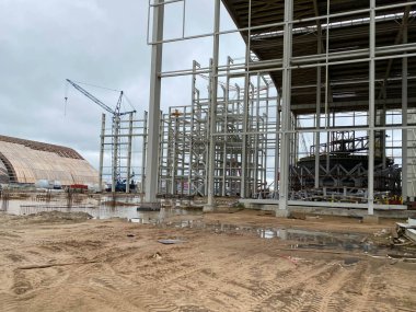 İnşaat alanında birim büyük düzeltme sütunlar, Isı değiştiriciler, truboprovodnymi estocadas ve bir petrol rafineri, Petrokimya tesisi bir vinç ile rafine bir yağ inşası için.