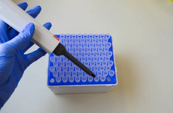 Een Wetenschapper Een Medisch Laboratorium Met Een Dispenser Zijn Handen — Stockfoto