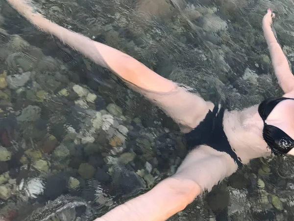 Girl Bathes Sea Trying Stay Surface Pose Star — Photo
